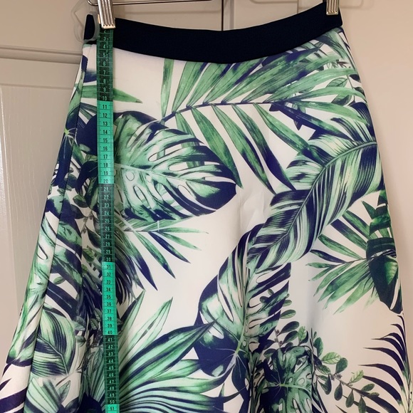 Seductions skirt new $10 - Picture 3 of 8